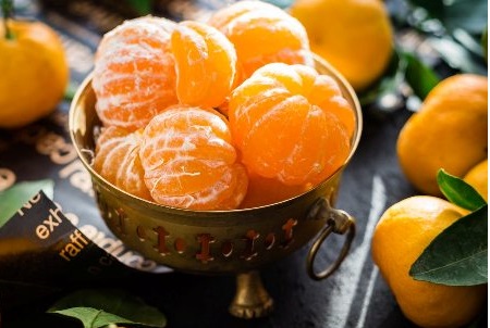 a_bowl_of_fruit_ornages