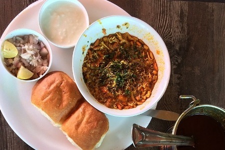 misal_pav_with_onion_lemon_rassa