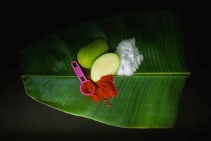 kairi_kaccha_mango_with_spices_on_banana_leaf